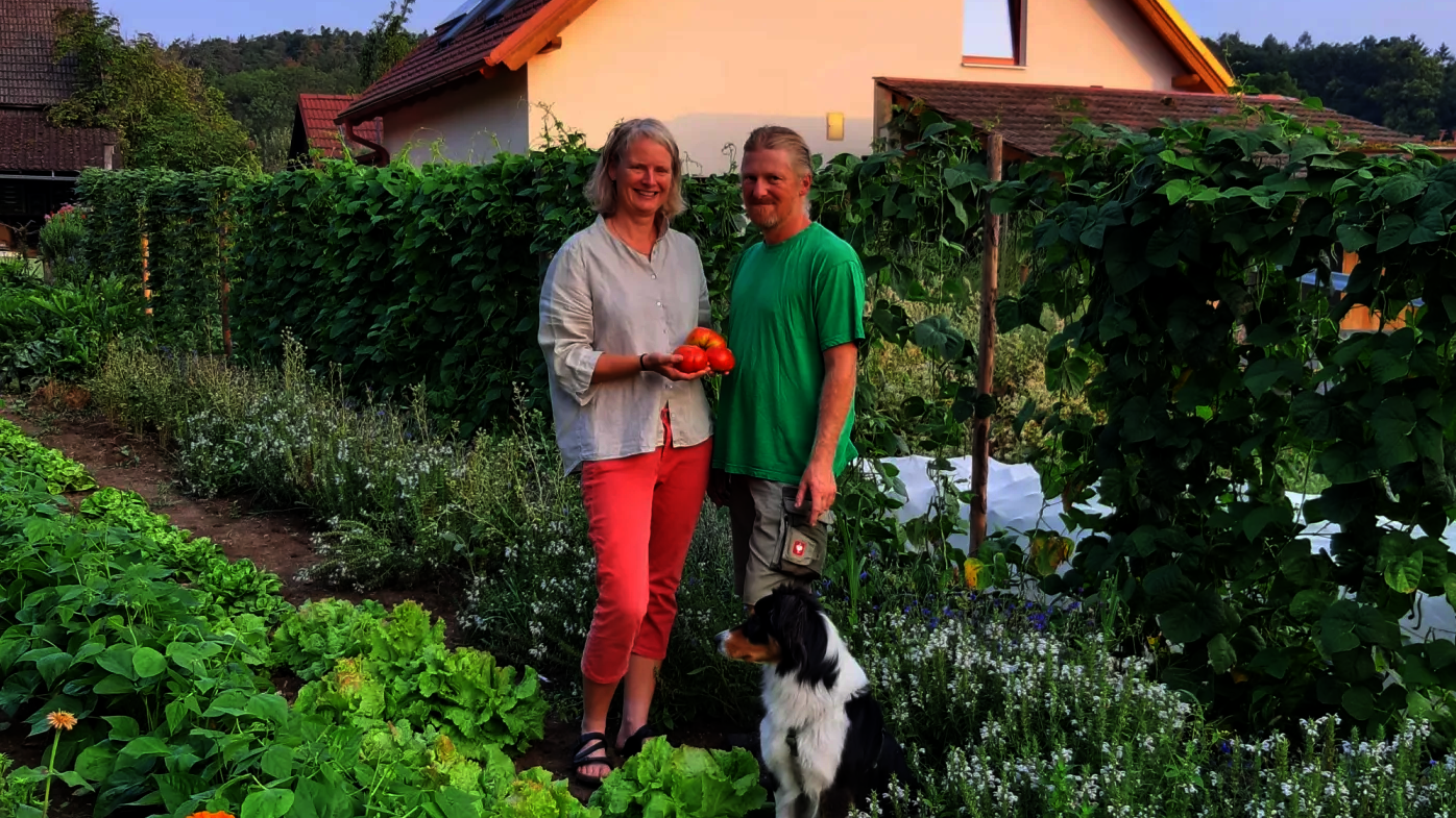 Franziska Lerch & Reinhard Seitner mit Hund im Gemüsebeet