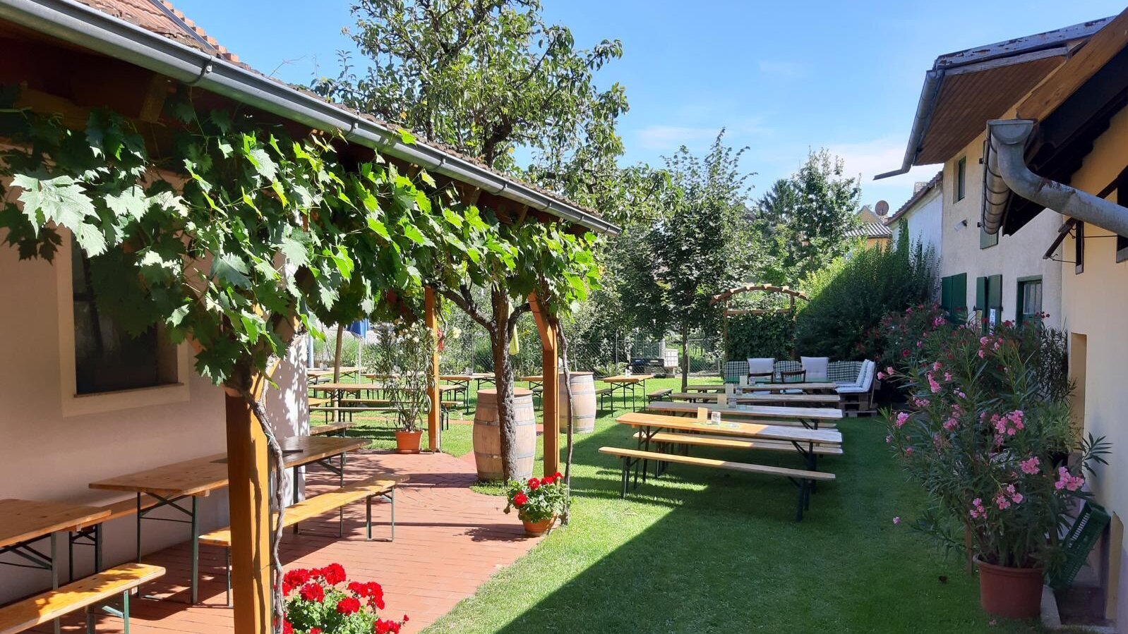 Außenbereich Heurigen mit Tischen und Bänken