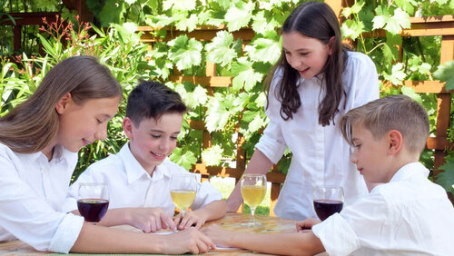 Vier Kinder sitzen am Tisch