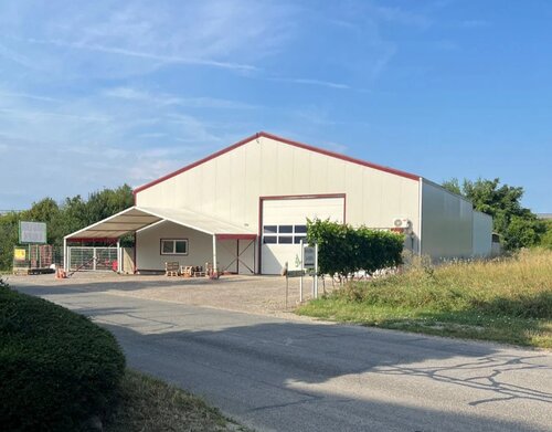 Direkt bei unserer Halle kann man unsere Produkte das ganze Jahr kaufen