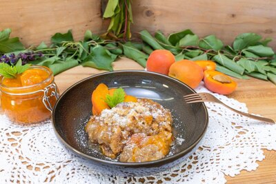 Nuss-Marillen-Crumble mit Marillenröster