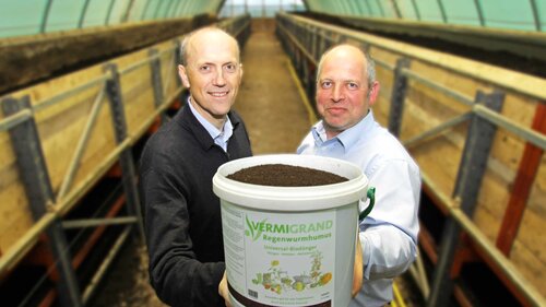 die Geschäftsführer Leopold Fischer und Alfred Grand mit einem Kübel Regenwurmhumus
