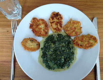 Polenta-Taler mit Spinat