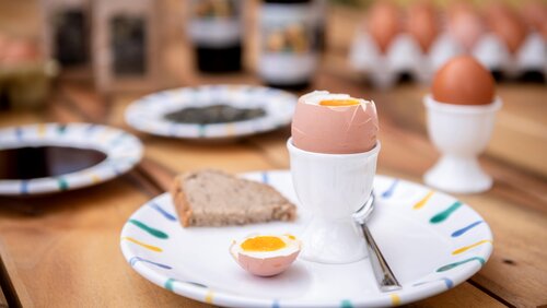 gedeckter Tisch mit Eierbecher