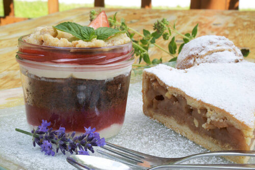 Teller mit Fruchtmus und gezuckertem Fruchtkuchen