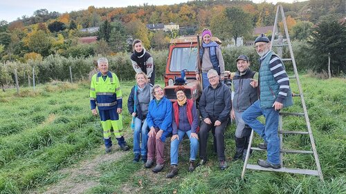 Familie im Obstgarten