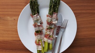 Spargel im Speck- und Käsemantel
