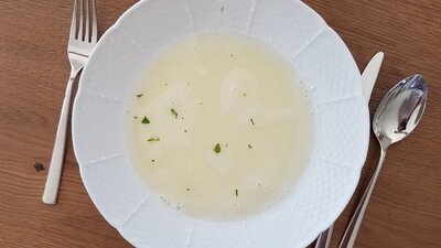 Spargelsuppe mit weißem Spargel