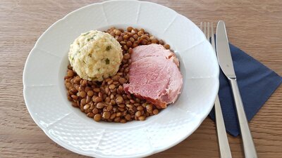 Linsen mit Semmelknödel und Geselchtem