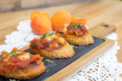 Marillen-Bruschetta mit Ziegenkäse