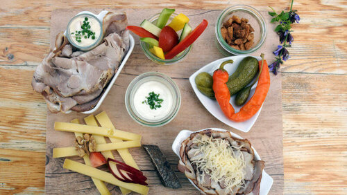 Heurigenjause mit verschiedenen Köstlichkeiten