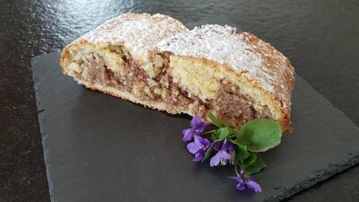 Nussstrudel aus Germteig