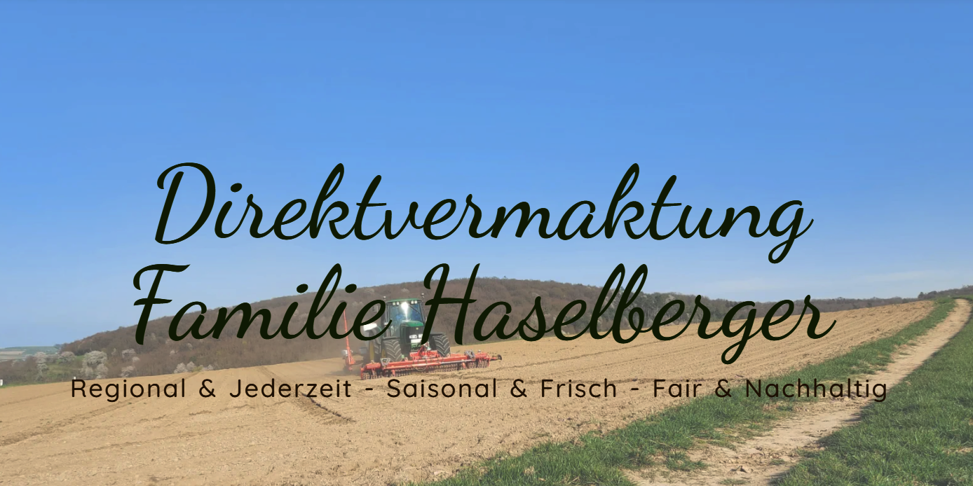 Traktor beim Bearbeiten eines Feldes