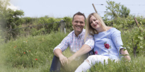 Familienfoto mit Frau und Herrn Hauleitner in Wiese sitzend