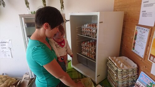 Mutter mit Kind Selbstbedienung_Graf-Greis