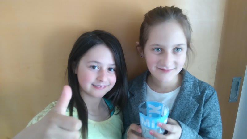 Kinder mit Milch_Melanie MeißlKinder mit Milch_Melanie Meißl Kinder mit Milch_Melanie MeißlKinder mit Milch_Melanie Meißl